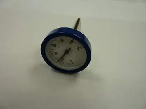 Thermometer mit einem kreisförmigen Ziffernblatt und blauer Umrandung, das zur Temperaturmessung verwendet wird. Hersteller ist Remeha.